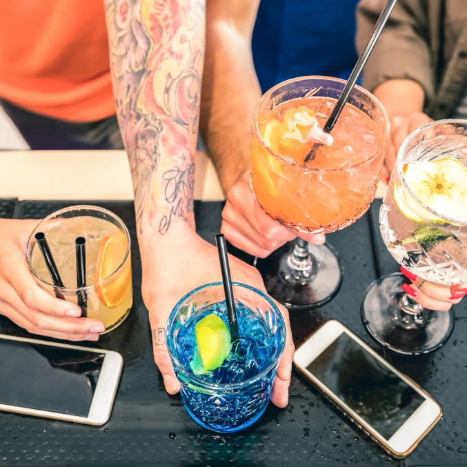 friends-group-drinking-cocktail-fashion-bar-restaurant